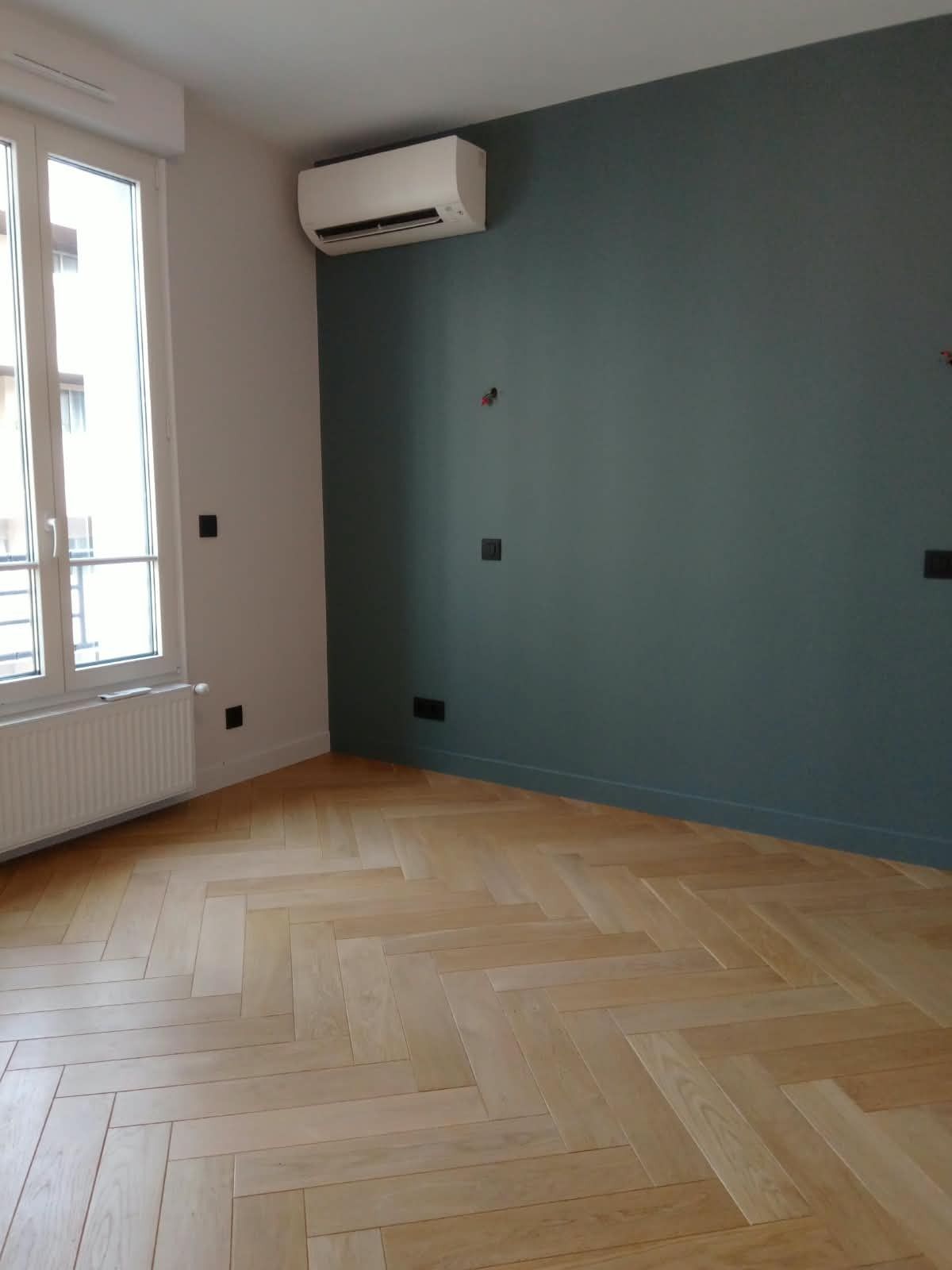 Peinture : Appartement ancien : mur bleu canard et chambre vert sauge